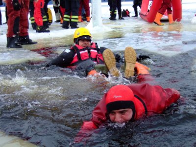 Výcvik LZ, vyzkoušení záchrany po proboření pod led, Lipno, 5.2.2011 48