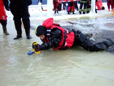Výcvik LZ, vyzkoušení záchrany po proboření pod led, Lipno, 5.2.2011 49