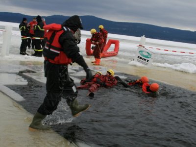 Výcvik LZ, vyzkoušení záchrany po proboření pod led, Lipno, 5.2.2011 50