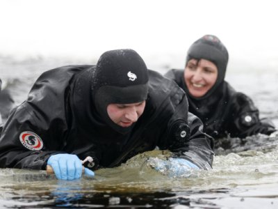 Dolní Vltavice, záchrana z ledu, 23.2.2012 3