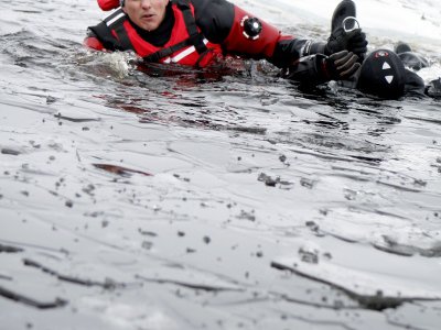 Dolní Vltavice, záchrana z ledu, 23.2.2012 6
