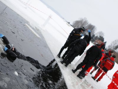Dolní Vltavice, záchrana z ledu, 23.2.2012 8