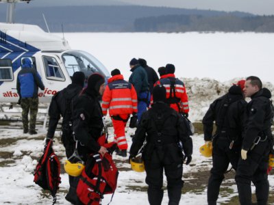 Dolní Vltavice, záchrana z ledu, 23.2.2012 10
