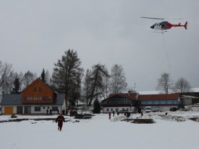Dolní Vltavice, záchrana z ledu, 23.2.2012 13