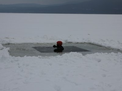 Dolní Vltavice, záchrana z ledu, 23.2.2012 23
