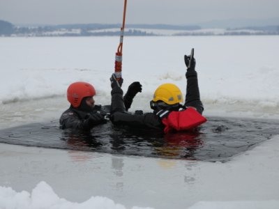 Dolní Vltavice, záchrana z ledu, 23.2.2012 24