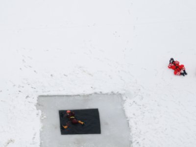 Dolní Vltavice, záchrana z ledu, 23.2.2012 27