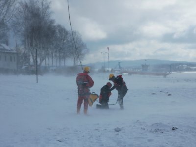 Lipno - nácvik záchrany ze zamrzlé vodní hladiny, 8.3.2013 10