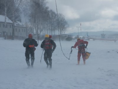 Lipno - nácvik záchrany ze zamrzlé vodní hladiny, 8.3.2013 11