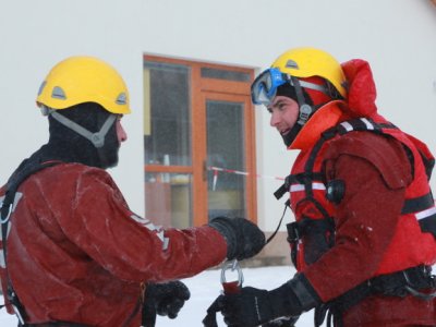 Lipno - nácvik záchrany ze zamrzlé vodní hladiny, 8.3.2013 16