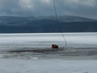 Lipno - nácvik záchrany ze zamrzlé vodní hladiny, 8.3.2013 17
