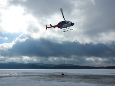 Lipno - nácvik záchrany ze zamrzlé vodní hladiny, 8.3.2013 18