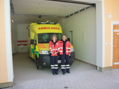 Posádka se sanitním vozidlem ZZS Vacov v nové garáži
