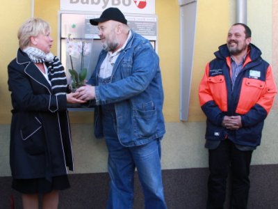 Ludvík Hess předává květinu Mgr. Ivaně Stráské