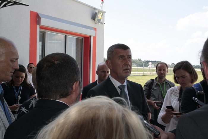 Vládní delegace navštívila heliport LZS na Plané