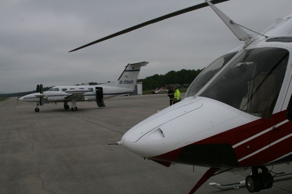 Předání pacienta na letišti Planá u Č. Budějovic, 15.5.2009
