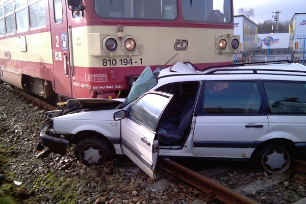 Srážka osobního vozu s motorovým vlakem, Netolice 20.11.2010