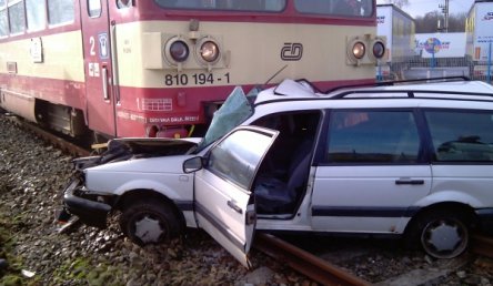 Srážka osobního vozu s motorovým vlakem, Netolice 20.11.2010