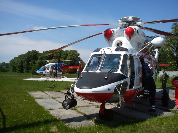 Setkání vrtulníků PZL Sokol a Bell 427 na heliportu Nemocnice Č. Budějovice, a.s., 20.5.2011