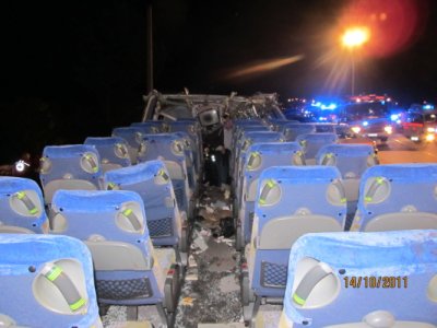 Pohled do vnitřní části havarovaného autobusu