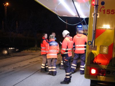 Záchranáři ZZS JčK u vozu pro řešení následků MU