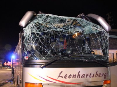 Pohled na čelní sklo autobusu