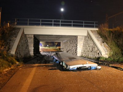 Pohled na viadukt a utrženou střechu autobusu