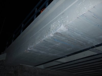 Patrné poškození viaduktu po nárazu autobusu