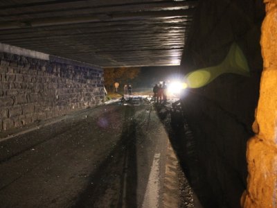 Pohled skrz viadukt směrem k příjezdové trase autobusu