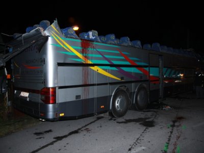 Pohled na zadní část havarovaného autobusu