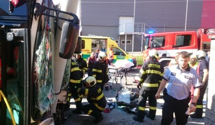 Dopravní nehoda OA a trolejbusu na sídlišti Máj, osm zraněných.