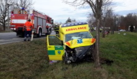 Vážná dopravní nehoda sanitního vozidla ZZS JčK