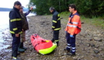 Lipenská přehrada – k záchraně muže museli letečtí záchranáři použít lanový podvěs
