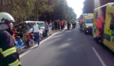 MU - střet školního autobusu s osobním vozidlem